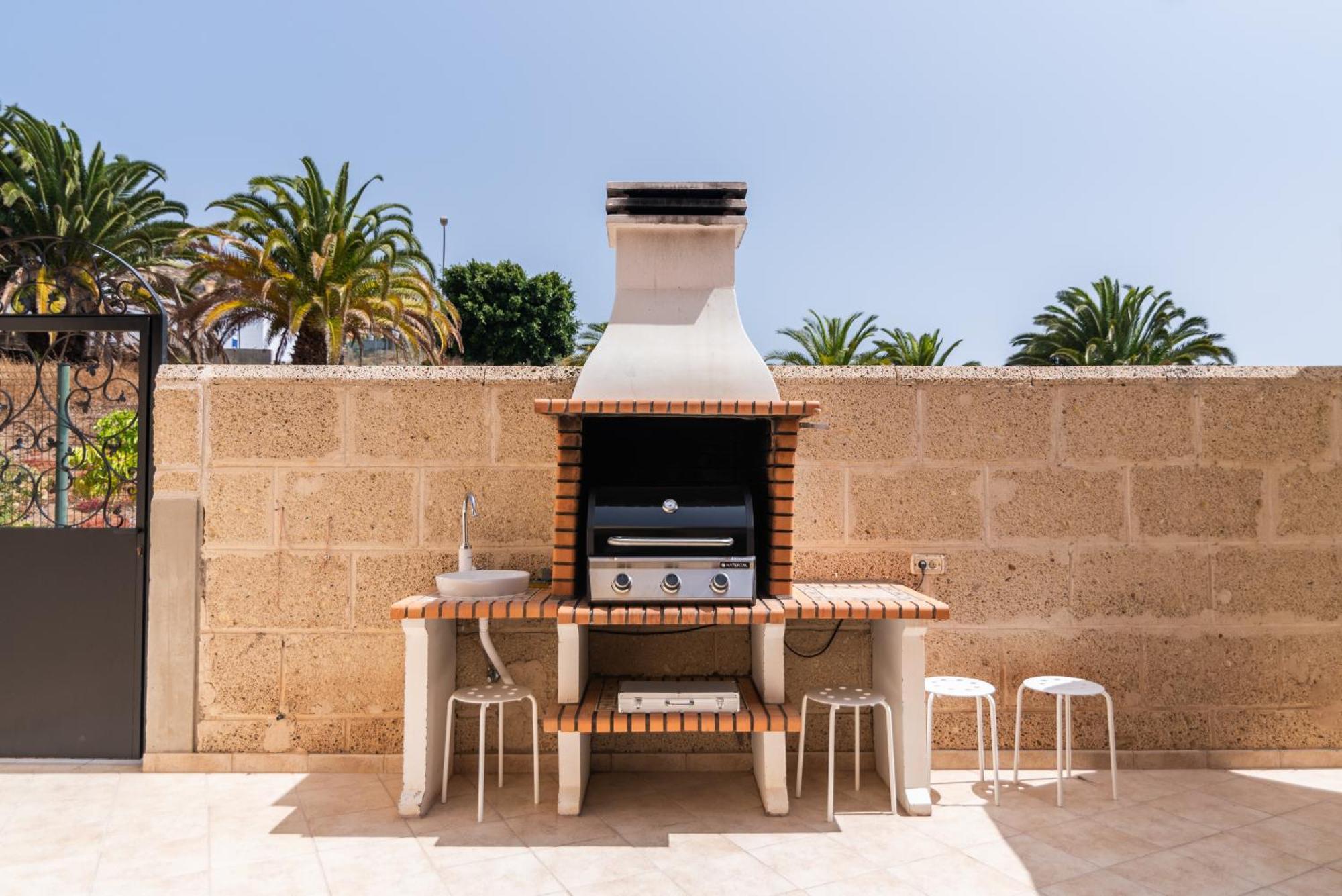 Comfortable 4-Bedroom Villa With Private Gardens Costa Adeje  Exterior foto