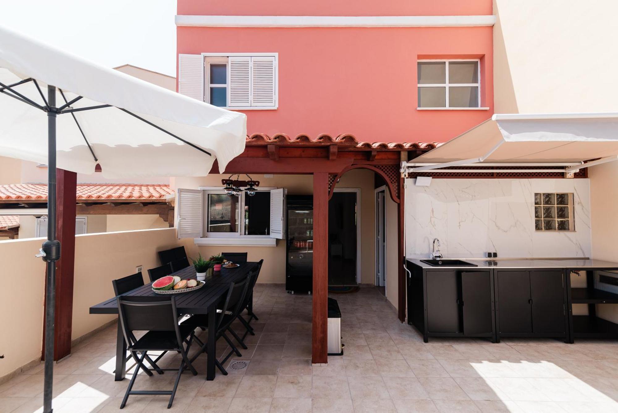 Comfortable 4-Bedroom Villa With Private Gardens Costa Adeje  Exterior foto